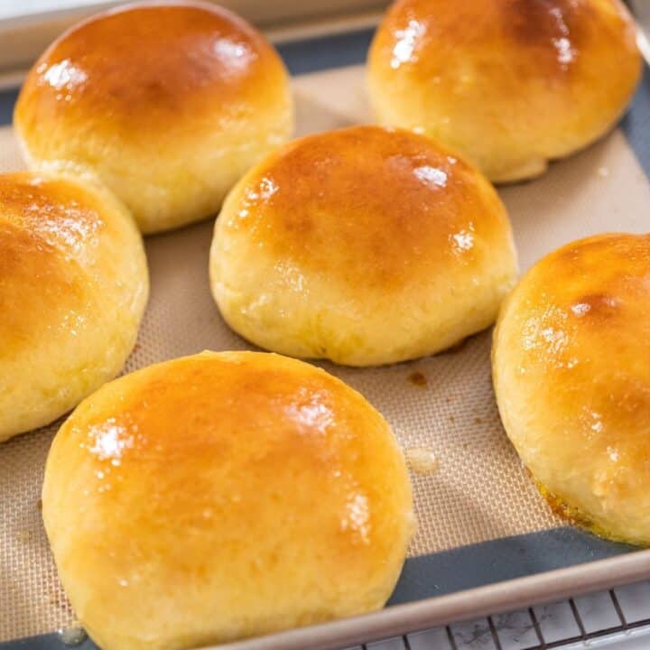 baked no knead dinner rolls on baking sheet
